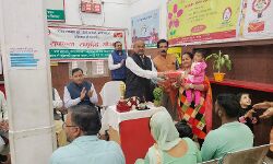 डाक विभाग ने लाभार्थियों को सौपी पासबुक और कहा जुडे विभाग से