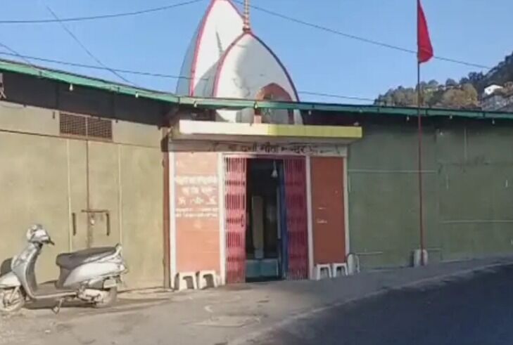 मंदिर में घुसे बदमाश ले उड़े दानपात्र और छत्र- पुलिस खंगाल रही सीसीटीवी