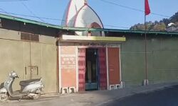 मंदिर में घुसे बदमाश ले उड़े दानपात्र और छत्र- पुलिस खंगाल रही सीसीटीवी मंदिर में घुसे बदमाश ले उड़े दानपात्र और छत्र- पुलिस खंगाल रही सीसीटीवी