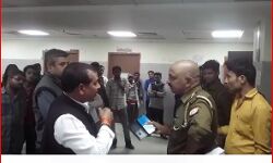 जिला अस्पताल में मूल व्यक्तियों के स्थान पर कर रहे दूसरे काम-एक थमा जिला अस्पताल में मूल व्यक्तियों के स्थान पर कर रहे दूसरे काम-एक थमा