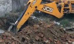 चला बुलडोजर तो सरकारी जमीन से हटा कब्जा- अब बनेगी नाली चला बुलडोजर तो सरकारी जमीन से हटा कब्जा- अब बनेगी नाली