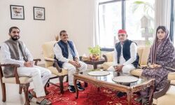 चाचा को साधने की कोशिश- शिवपाल पर डोरे डालने पहुंचे डिंपल अखिलेश चाचा को साधने की कोशिश- शिवपाल पर डोरे डालने पहुंचे डिंपल अखिलेश