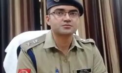 रिश्वत लेकर जेब गर्म करने के चक्कर में दो सिपाही सस्पेंड-दर्ज होगी FIR रिश्वत लेकर जेब गर्म करने के चक्कर में दो सिपाही सस्पेंड-दर्ज होगी FIR