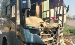 हाईवे पर हुई टक्कर में उड़े बस के परखच्चे- यात्रियों में मची चीख पुकार