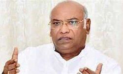 खड़गे ने साध दिया निशाना पीएम पर, नौकरियो को बनाया सियासती मुद्दा खड़गे ने साध दिया निशाना पीएम पर, नौकरियो को बनाया सियासती मुद्दा