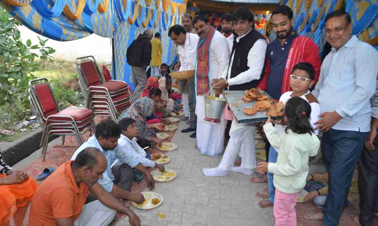 कथा का श्रवण करने के बाद भोग प्रसाद करना अमृत समान: मनीष चौधरी