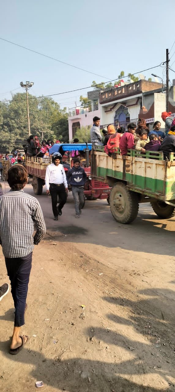 रुपयों का लालच पड़ा भारी- ट्रैक्टर में ले जा रहे थे सवारी- कर दिए सीज