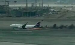 रनवे पर दौड़ रहा प्लेन ट्रक से टकराया- हुआ भयानक हादसा