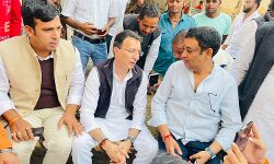 पीडब्ल्यूडी मंत्री की बीजेपी कैंडिडेट के लिए बैंकट हॉल में सभा पीडब्ल्यूडी मंत्री की बीजेपी कैंडिडेट के लिए बैंकट हॉल में सभा