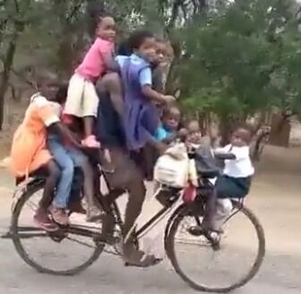 9 बच्चों को साईकिल से ले जाता हुआ व्यक्ति कैमरे में कैद- वीडियो वायरल