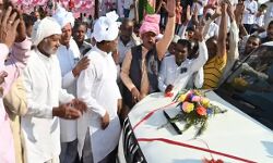 हारे उम्मीदवार का हुआ ऐसा स्वागत, कार मिलने के साथ हुई नोटों की बरसात हारे उम्मीदवार का हुआ ऐसा स्वागत, कार मिलने के साथ हुई नोटों की बरसात