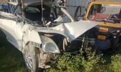 ट्रक में घुसी कार के उड़े परखच्चे- इंजीनियर व दरोगा समेत 3 की मौत ट्रक में घुसी कार के उड़े परखच्चे- इंजीनियर व दरोगा समेत 3 की मौत