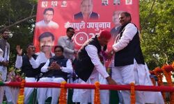 मंच पर चाचा भतीजे का मिलन- शिवपाल के अखिलेश ने छुए पैर और बोले,,