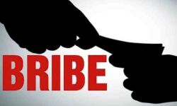 व्यक्ति पुलिस के नाम पर एक लाख रुपए की रिश्वत लेते गिरफ्तार