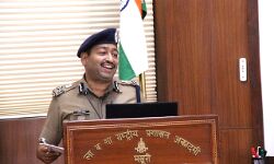उत्तराखंड में स्मार्ट पुलिसिंग- DGP खुद भी करते हैं समस्याओं का समाधान उत्तराखंड में स्मार्ट पुलिसिंग- DGP खुद भी करते हैं समस्याओं का समाधान