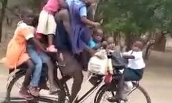 9 बच्चों को साईकिल से ले जाता हुआ व्यक्ति कैमरे में कैद- वीडियो वायरल