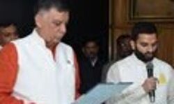 विधानसभा अध्यक्ष ने दिलाई विधायक को पद एवं गोपनीयता की शपथ विधानसभा अध्यक्ष ने दिलाई विधायक को पद एवं गोपनीयता की शपथ