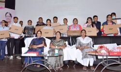 मंत्री ने बच्चों को वितरित किए लैपटॉप- सरकार को बताया अत्यंत संवेदनशील