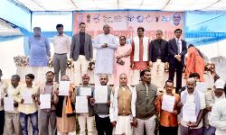 मिनिस्टर संजय ने मत्स्य पालकों को सौंपे दुर्घटना बीमा प्रमाण पत्र मिनिस्टर संजय ने मत्स्य पालकों को सौंपे दुर्घटना बीमा प्रमाण पत्र