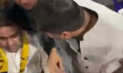 नाराज वर्करों ने एमएलए का पकड़ा कॉलर-पडे मुक्के तो मंच छोड़कर भागे नाराज वर्करों ने एमएलए का पकड़ा कॉलर-पडे मुक्के तो मंच छोड़कर भागे