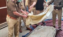 अंतिम संस्कार के लिए जब किसी ने नहीं बढ़ाया हाथ तो खाकी ने दिया साथ अंतिम संस्कार के लिए जब किसी ने नहीं बढ़ाया हाथ तो खाकी ने दिया साथ