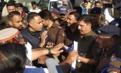 शहरी विकास मंत्री के दौरे का विरोध- काले झंडे लिए कांग्रेसी गिरफ्तार