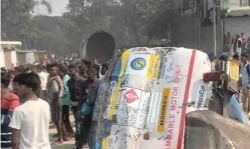 हाईवे पर आयल टैंकर में हुआ ब्लास्ट 3 लोगों की मौत मचा हड़कंप हाईवे पर आयल टैंकर में हुआ ब्लास्ट 3 लोगों की मौत मचा हड़कंप