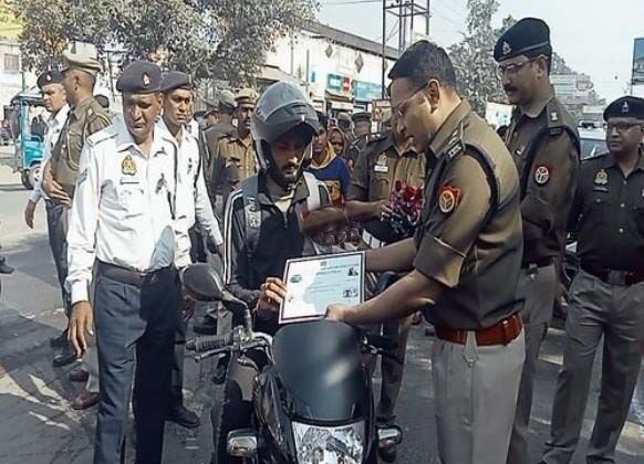 ट्रैफिक पुलिस की गांधीगिरी- हेलमेट लगाने वालों को एसएसपी ने दिए गुलाब