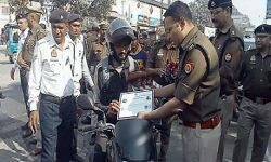 ट्रैफिक पुलिस की गांधीगिरी- हेलमेट लगाने वालों को एसएसपी ने दिए गुलाब ट्रैफिक पुलिस की गांधीगिरी- हेलमेट लगाने वालों को एसएसपी ने दिए गुलाब