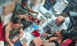 आंखों पर ब्लैक गॉगल और मुंह पर मास्क- ले उड़ी इतने लाख का हार आंखों पर ब्लैक गॉगल और मुंह पर मास्क- ले उड़ी इतने लाख का हार