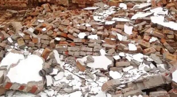 नगर कीर्तन देखने स्कूल की छत पर चढ़े छात्र दीवार गिरने से घायल नगर कीर्तन देखने स्कूल की छत पर चढ़े छात्र दीवार गिरने से घायल