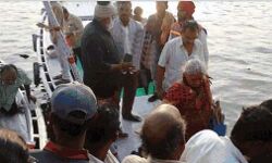 श्रद्धालुओं से भरी नाव गंगा में पलटी- मची अफरा तफरी- निकाले बाहर