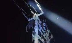 फाल्ट ठीक करने खंभे पर चढ़ा लाइनमैन धूं धूं कर जला- घंटों लटका रहा शव फाल्ट ठीक करने खंभे पर चढ़ा लाइनमैन धूं धूं कर जला- घंटों लटका रहा शव