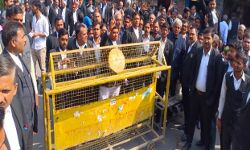 सड़क पर उत्तरे वकीलों का हंगामा- हमले के विरोध में रास्ता जाम सड़क पर उत्तरे वकीलों का हंगामा- हमले के विरोध में रास्ता जाम