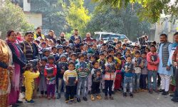 मेयर ने स्कूली बच्चों को वितरित किये सदी के गर्म कपड़े मेयर ने स्कूली बच्चों को वितरित किये सदी के गर्म कपड़े