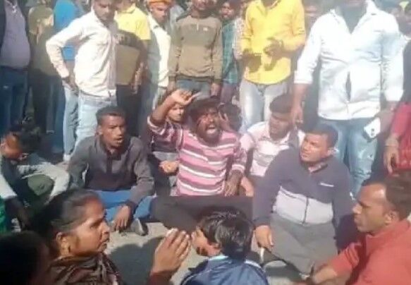 सड़क पर दौड़ाकर दिनदहाड़े युवक को भूना-विरोध में सडक पर उतरे लोग सड़क पर दौड़ाकर दिनदहाड़े युवक को भूना-विरोध में सडक पर उतरे लोग