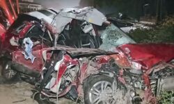 3 लोगों की जिंदगी पर मौत का झपट्टा- कार पर पलटे ट्रक हादसे में गई जान