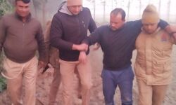 गोवंश लेकर जा रहे कार सवार गौकशों से पुलिस की मुठभेड़- तीन गिरफ्तार गोवंश लेकर जा रहे कार सवार गौकशों से पुलिस की मुठभेड़- तीन गिरफ्तार