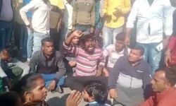 सड़क पर दौड़ाकर दिनदहाड़े युवक को भूना-विरोध में सडक पर उतरे लोग