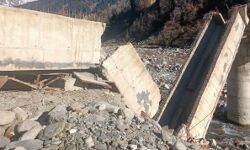 शटरिंग खोलते ही भरभराकर गिरा निर्माणाधीन पुल- बाल बाल बचे मजदूर