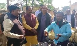 जब मंत्री कपिल देव के सामने कबाड़ी ने की योगीराज की तारीफ जब मंत्री कपिल देव के सामने कबाड़ी ने की योगीराज की तारीफ