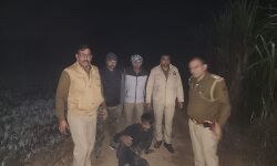 एनकाउंटर में लुटेरों को लगी गोली- तमंचा और बाइक बरामद एनकाउंटर में लुटेरों को लगी गोली- तमंचा और बाइक बरामद