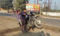 स्टंट कर रहे किशोरों की ऐसे बची बाल बाल जान- वरना हो जाता काम तमाम स्टंट कर रहे किशोरों की ऐसे बची बाल बाल जान- वरना हो जाता काम तमाम