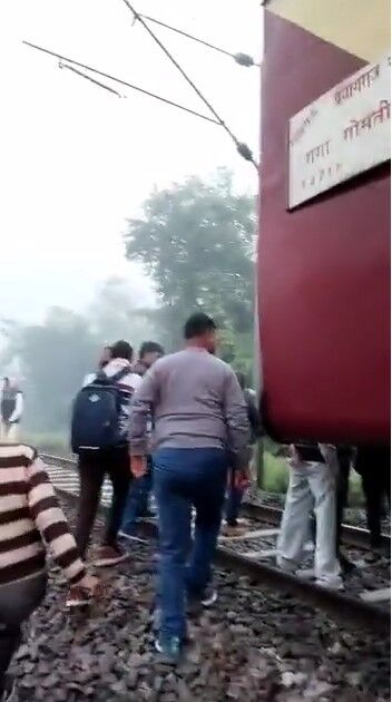 दो हिस्सों में बटी गंगा गोमती एक्सप्रेस- एक डिब्बे के साथ भागा इंजन दो हिस्सों में बटी गंगा गोमती एक्सप्रेस- एक डिब्बे के साथ भागा इंजन