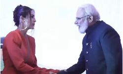 पीएम मोदी से हॉटलुक मलाइका अरोड़ा ने की मुलाकात!-हाथ मिलाते वीडियो वायरल