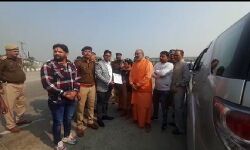 ज्ञापन देने जा रहे महामंडलेश्वर को टोल पर रोका-एडीएम ने लिया ज्ञापन