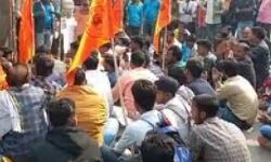 बीच सड़क पर पढी हनुमान चालीसा और निकाला पैदल मार्च