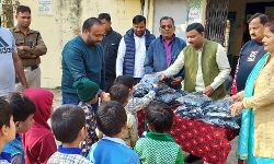 स्कूली बच्चों को ठंड से निजात दिलाने को मेयर ने बांटे गर्म कपड़े स्कूली बच्चों को ठंड से निजात दिलाने को मेयर ने बांटे गर्म कपड़े