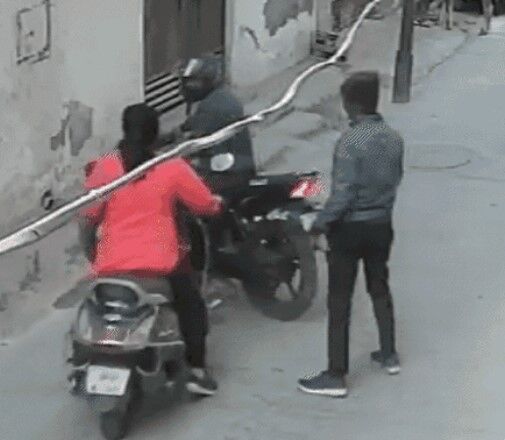 स्कूटी सवार महिला अफसर से सरेआम लूटी चैन- वीडियो वायरल