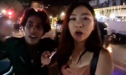 कोरियाई यूटयूबर से लाईव छेडछाड-सरेआम पकडकर खींचा हाथ कोरियाई यूटयूबर से लाईव छेडछाड-सरेआम पकडकर खींचा हाथ